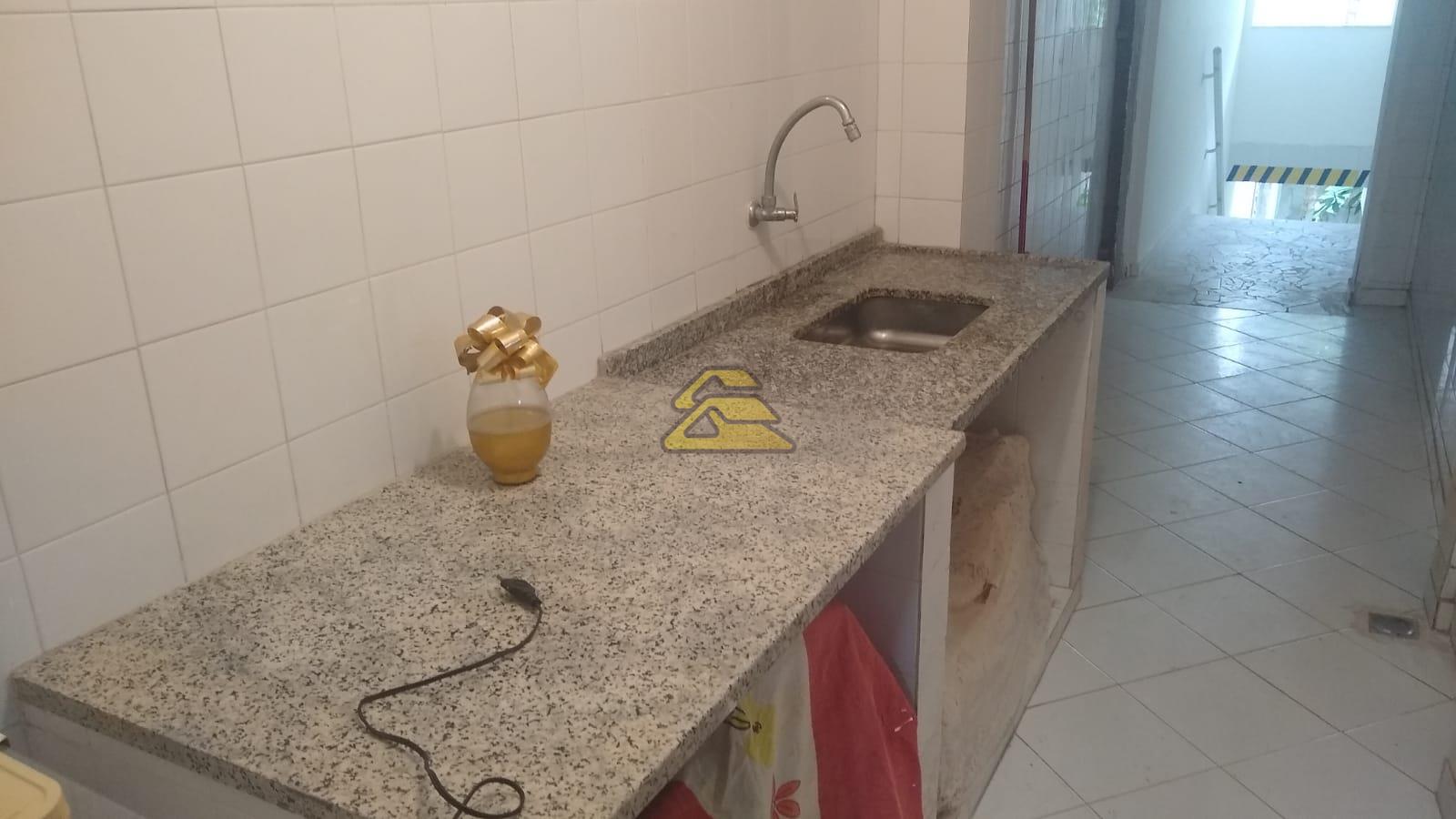 Casa à venda com 6 quartos, 240m² - Foto 32