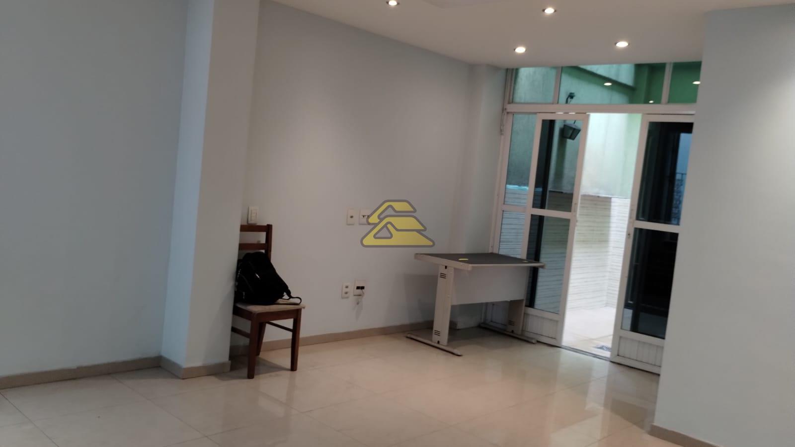 Casa à venda com 3 quartos, 239m² - Foto 1