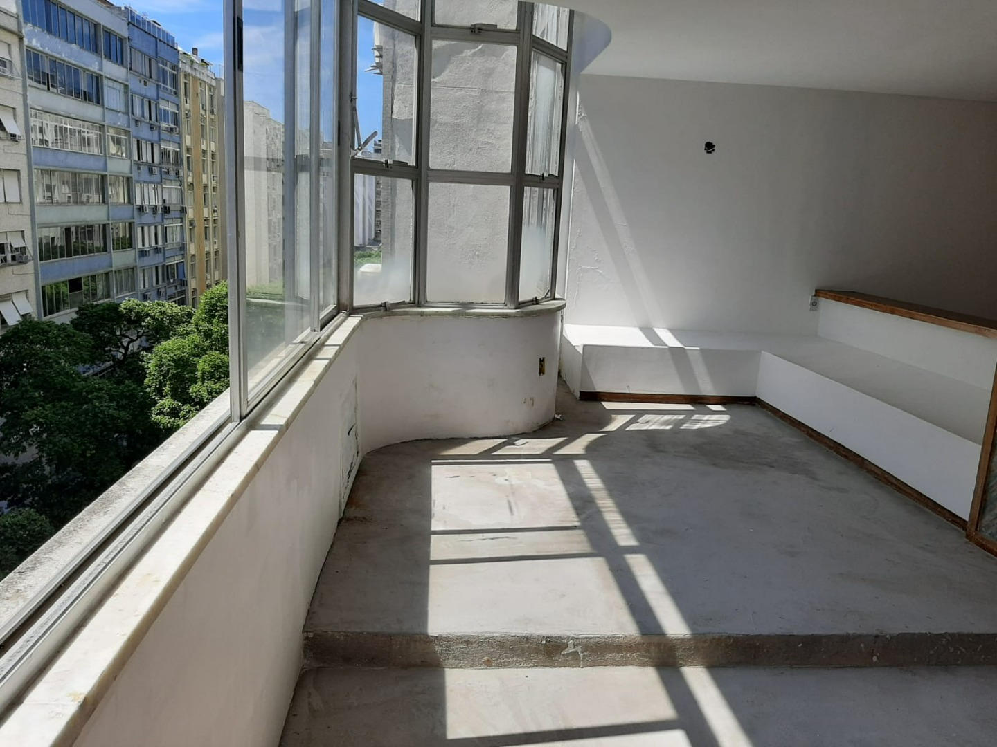 Apartamento à venda com 3 quartos, 210m² - Foto 1