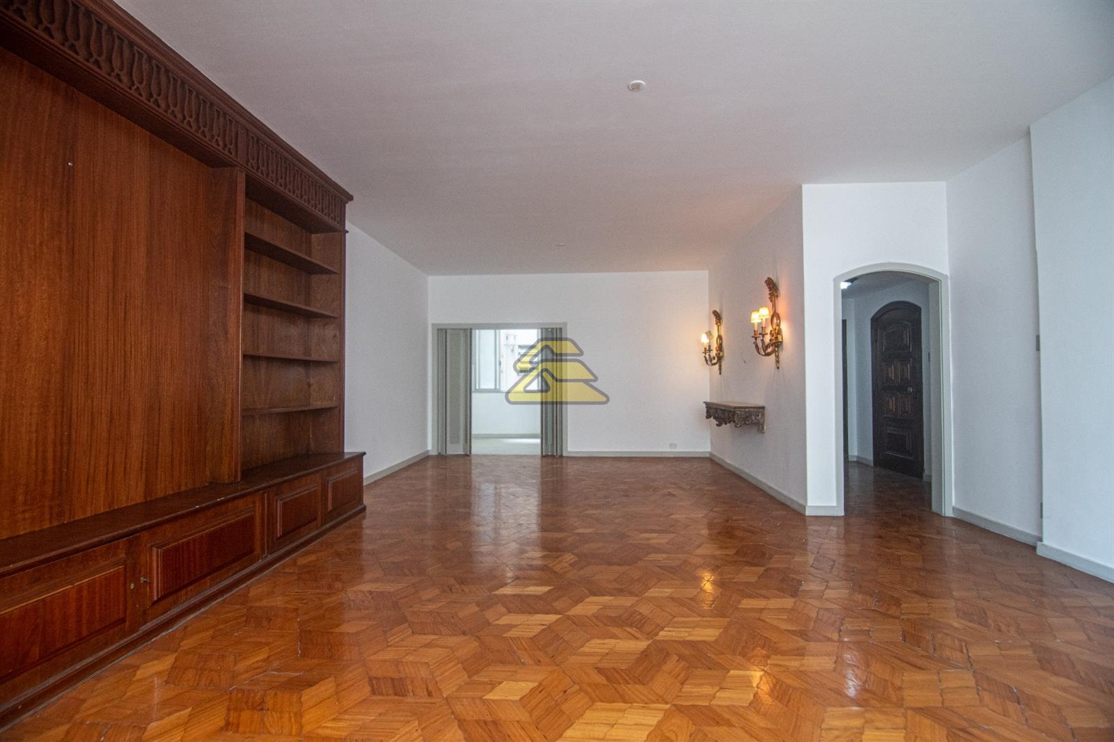 Apartamento à venda com 3 quartos, 180m² - Foto 4