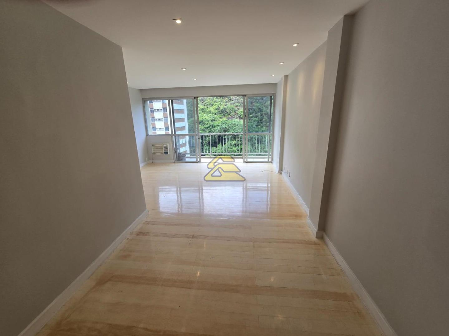 Apartamento à venda com 3 quartos, 131m² - Foto 2