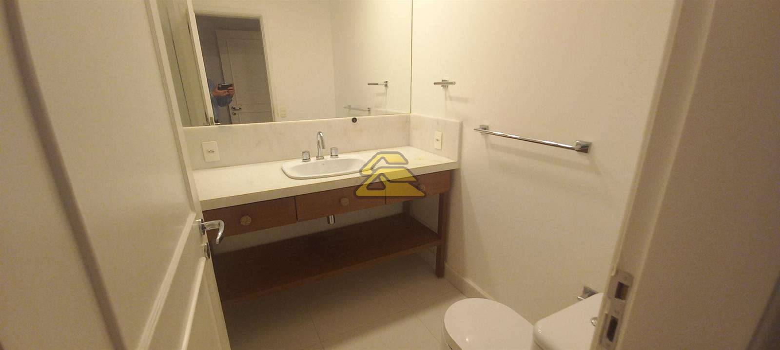 Apartamento para alugar com 3 quartos, 300m² - Foto 17