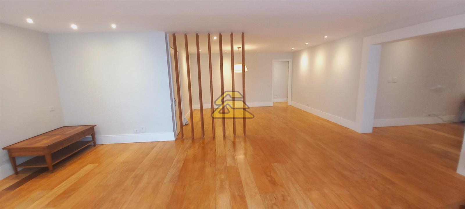 Apartamento à venda com 3 quartos, 200m² - Foto 1