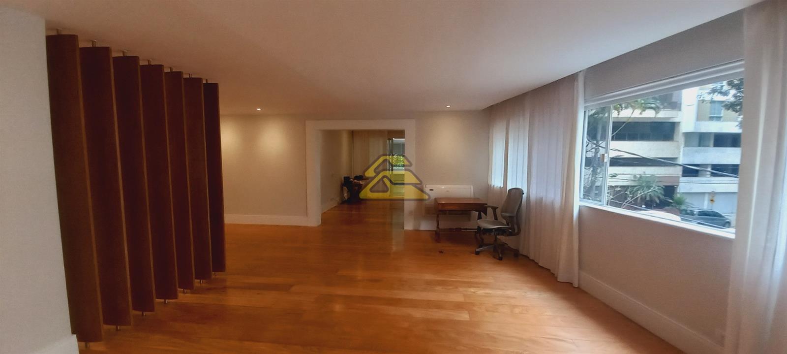 Apartamento à venda com 3 quartos, 200m² - Foto 2