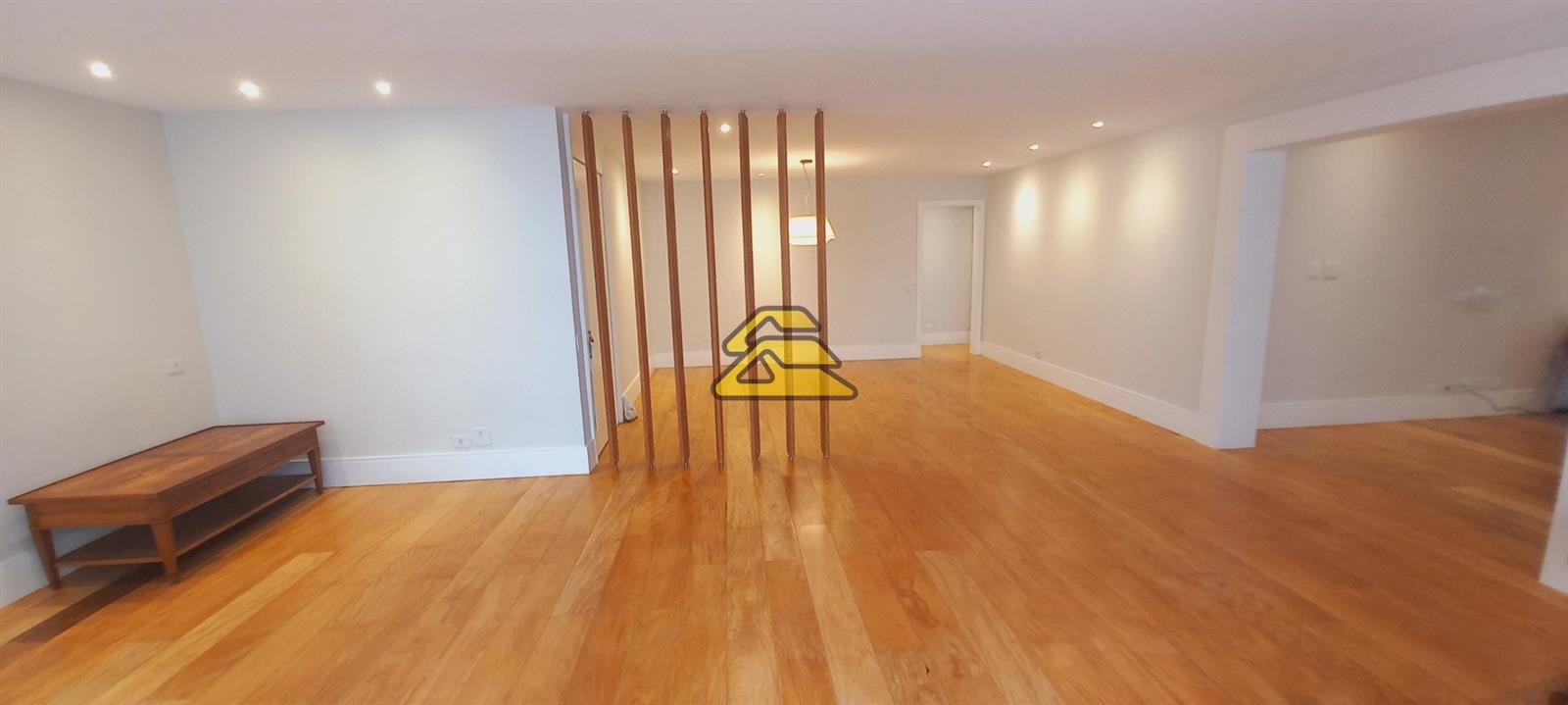 Apartamento à venda com 3 quartos, 200m² - Foto 2