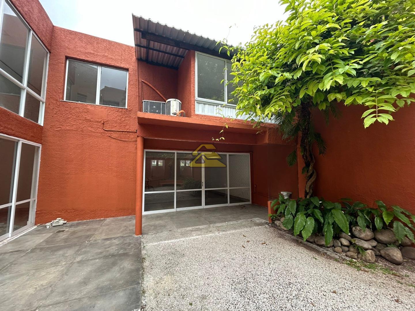 Casa à venda com 3 quartos, 292m² - Foto 2