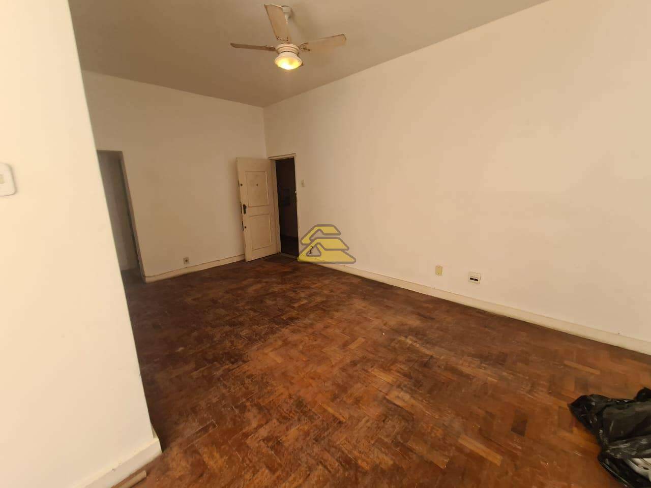 Apartamento à venda com 2 quartos, 70m² - Foto 2