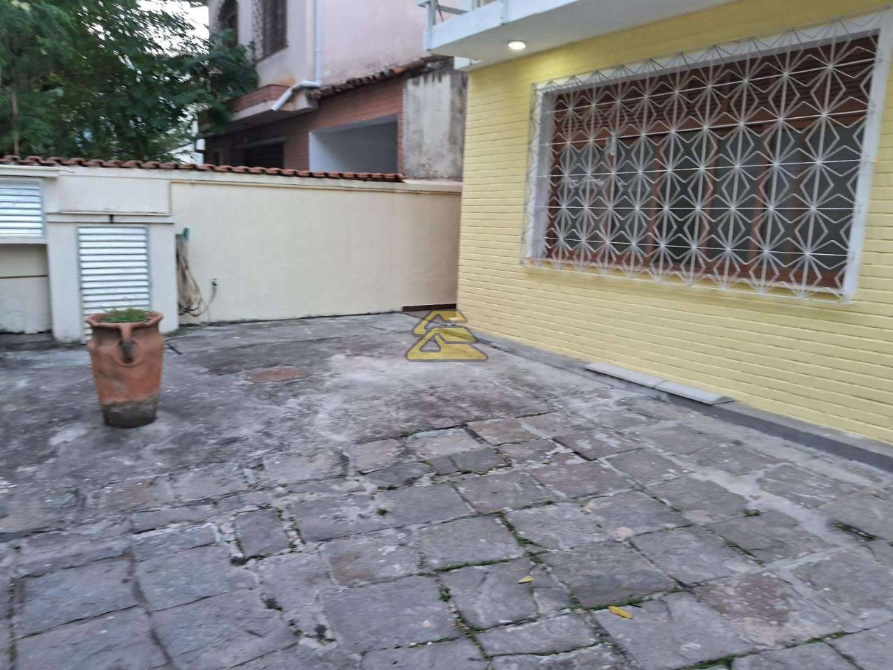 Casa à venda com 4 quartos, 166m² - Foto 2