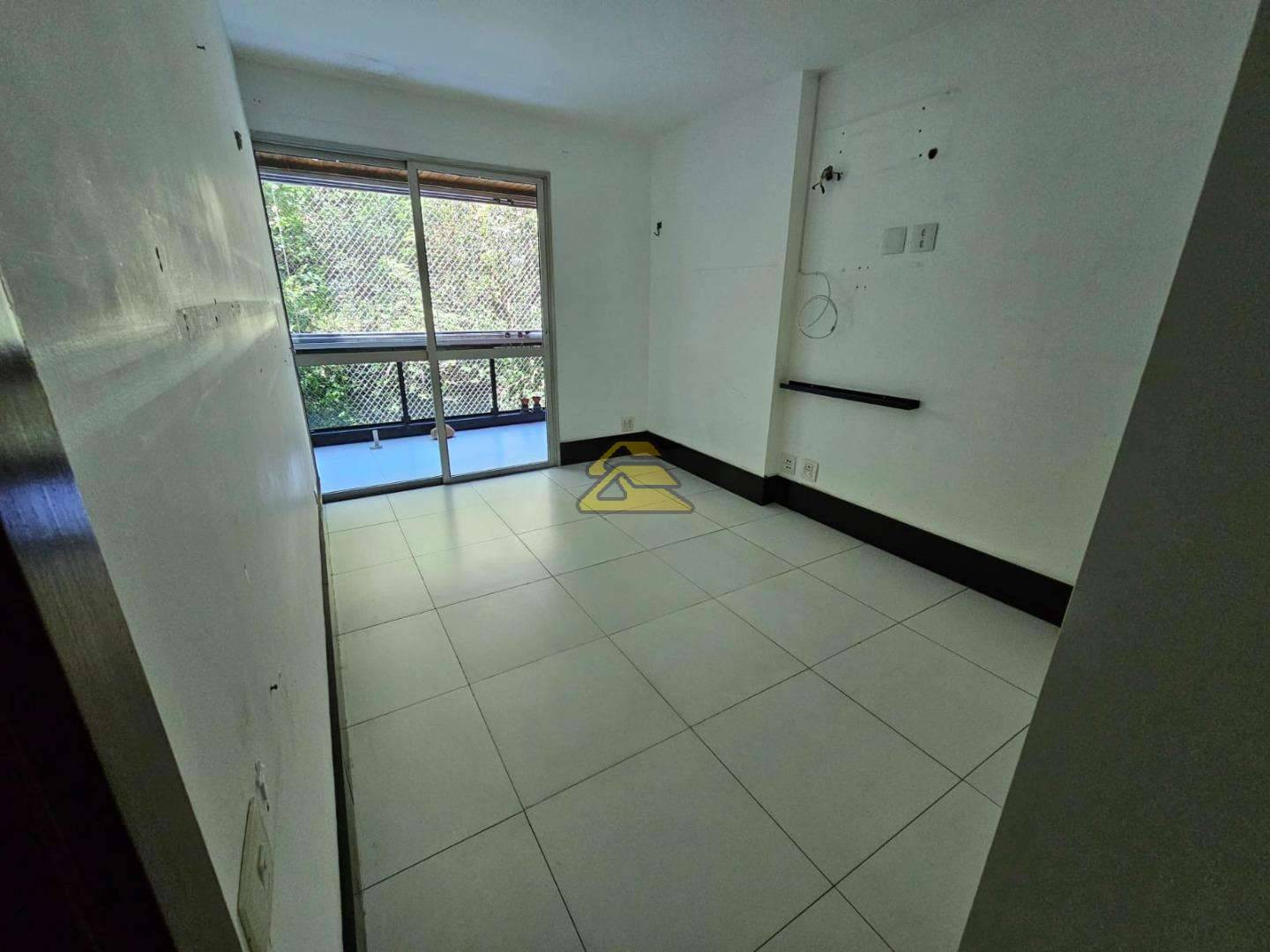 Apartamento à venda com 3 quartos, 160m² - Foto 2