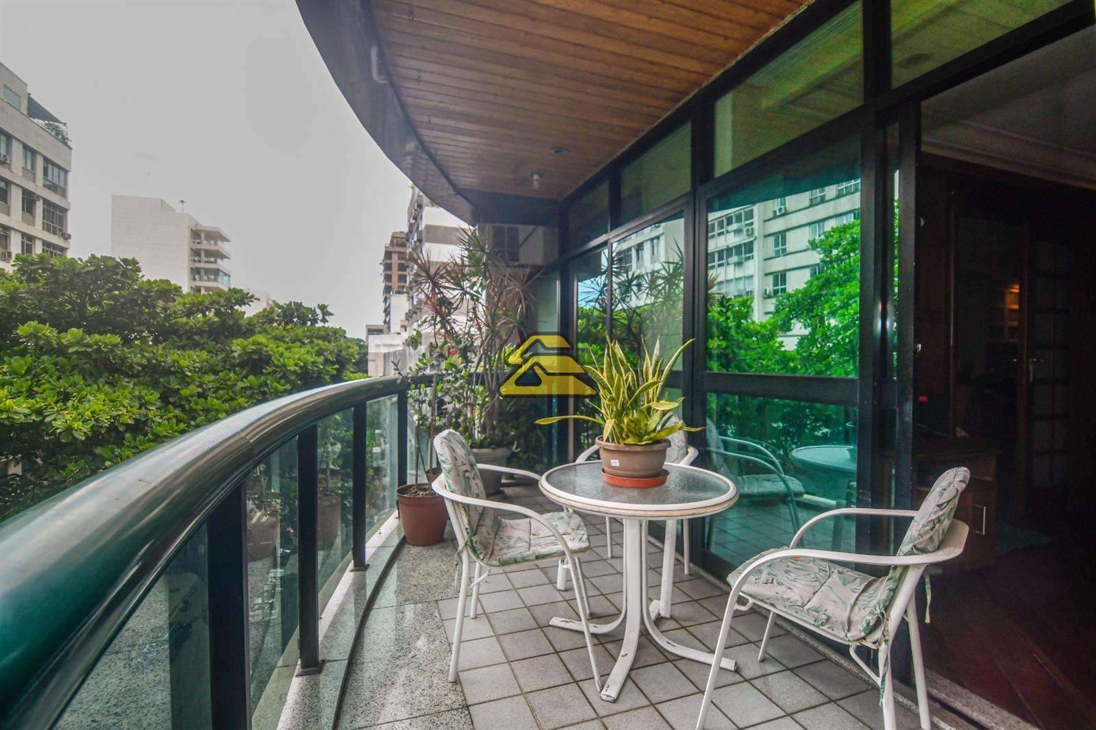 Apartamento à venda com 3 quartos, 151m² - Foto 2