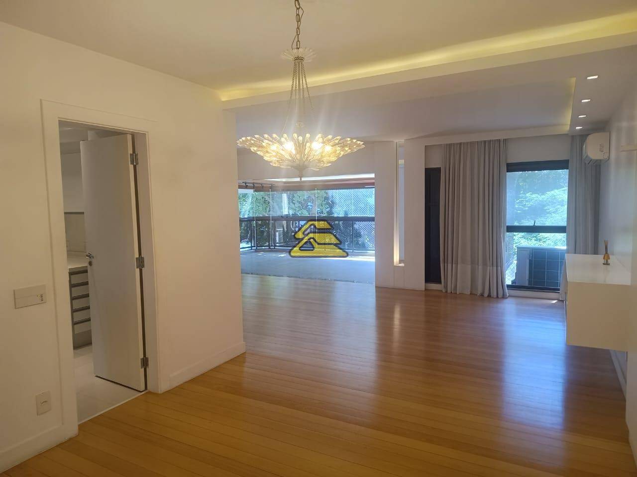 Apartamento à venda com 3 quartos, 220m² - Foto 4