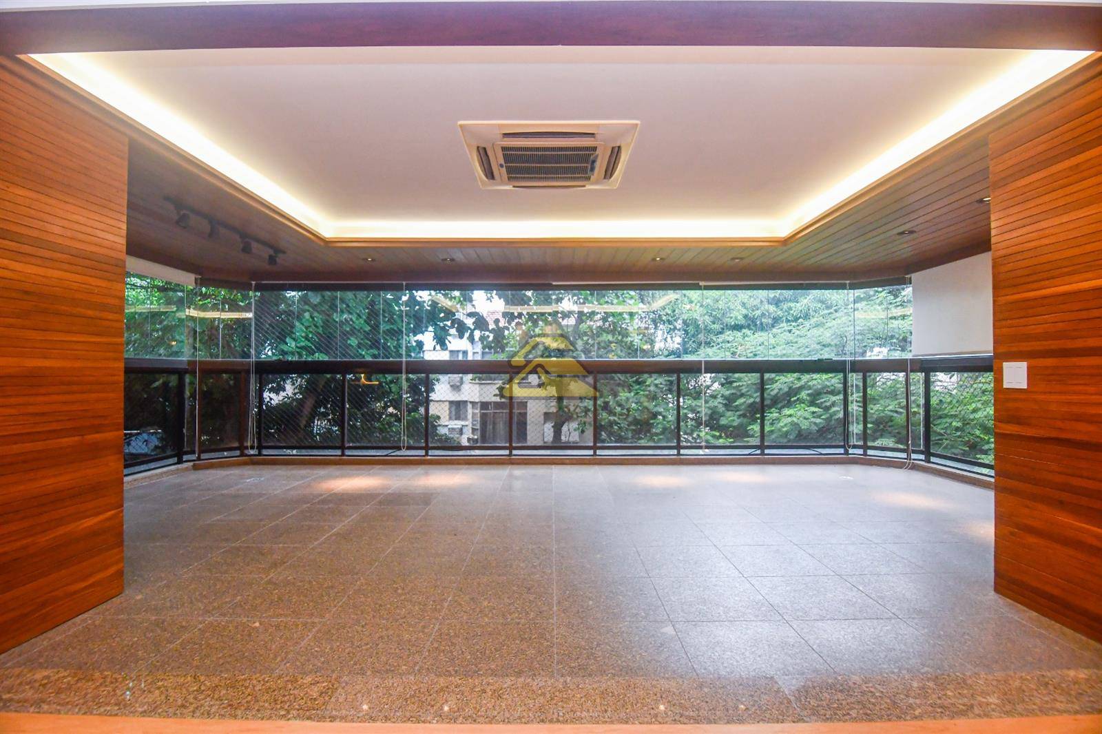 Apartamento à venda com 3 quartos, 220m² - Foto 3