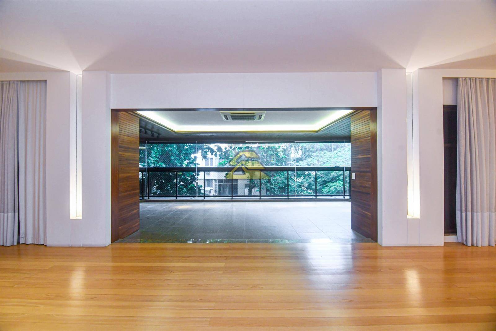 Apartamento à venda com 3 quartos, 220m² - Foto 1