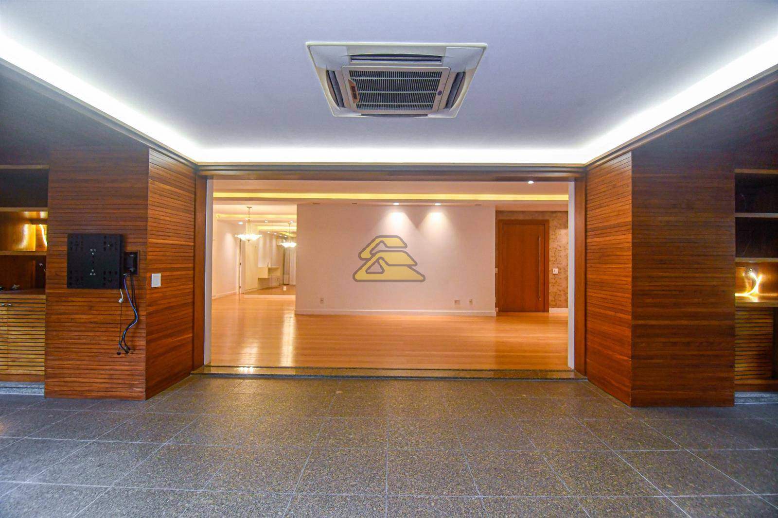 Apartamento à venda com 3 quartos, 220m² - Foto 8