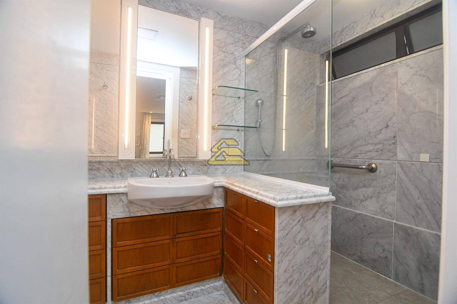 Apartamento à venda com 3 quartos, 220m² - Foto 26