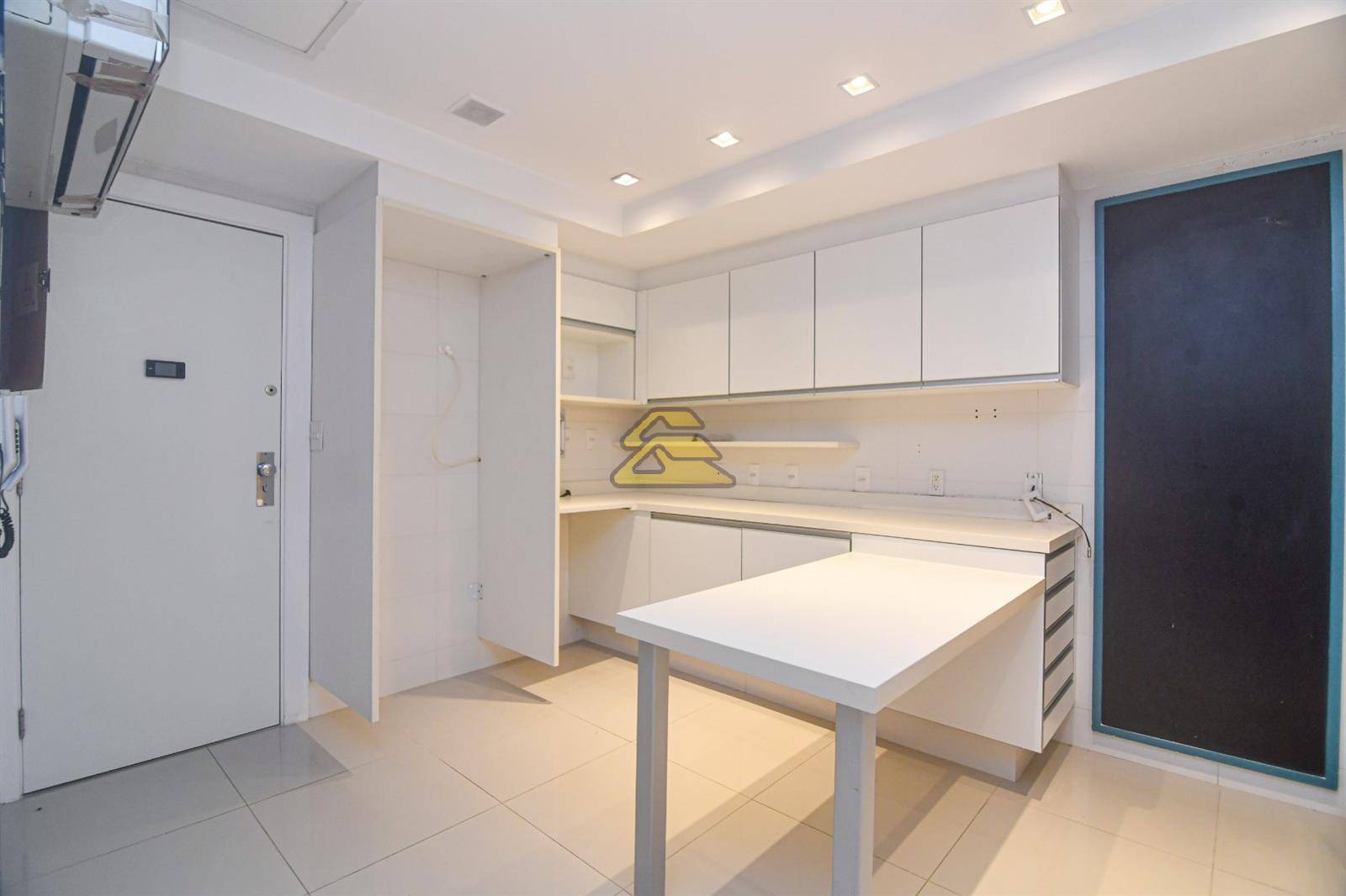 Apartamento à venda com 3 quartos, 220m² - Foto 32
