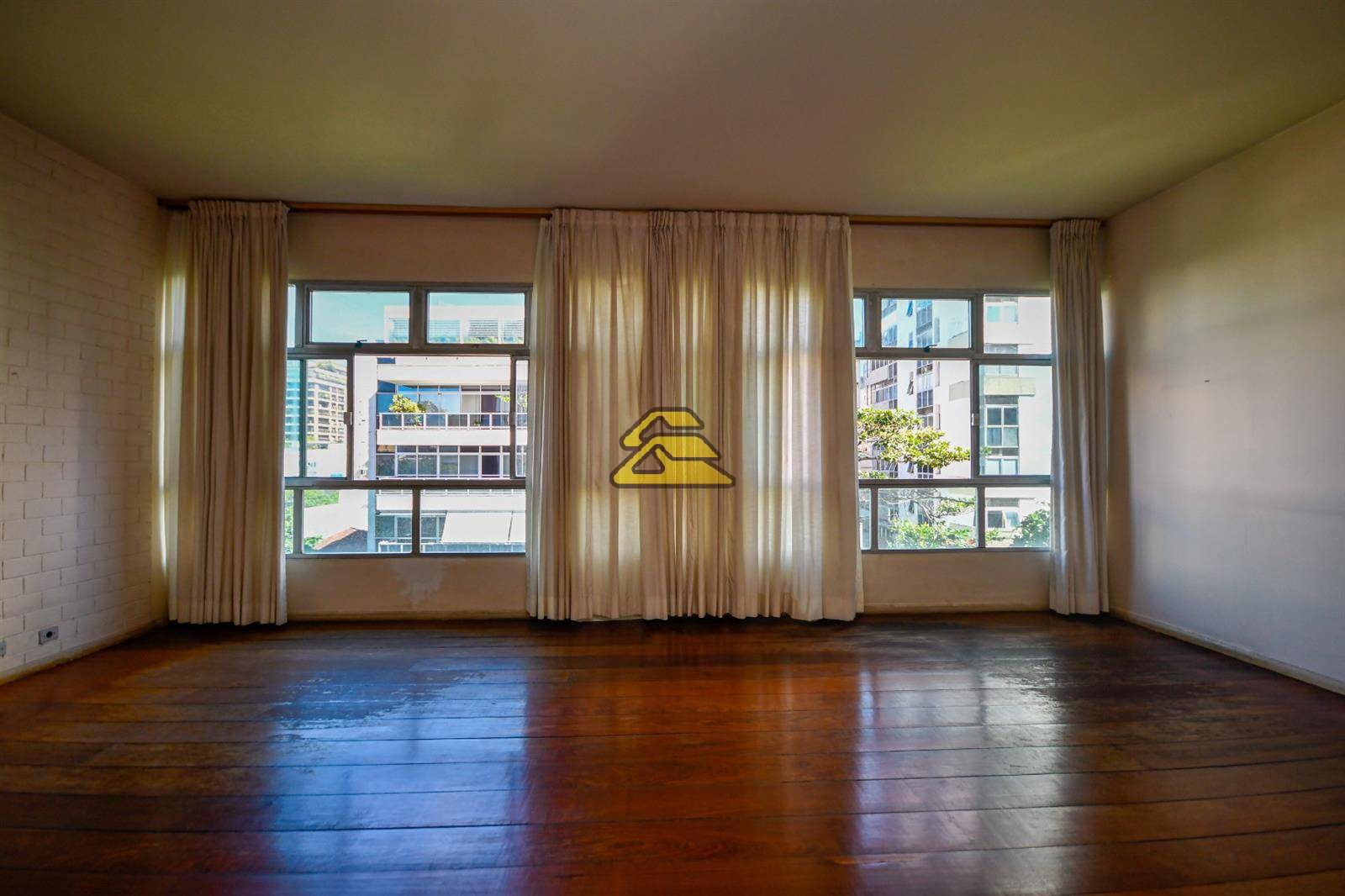 Apartamento à venda com 4 quartos, 200m² - Foto 1