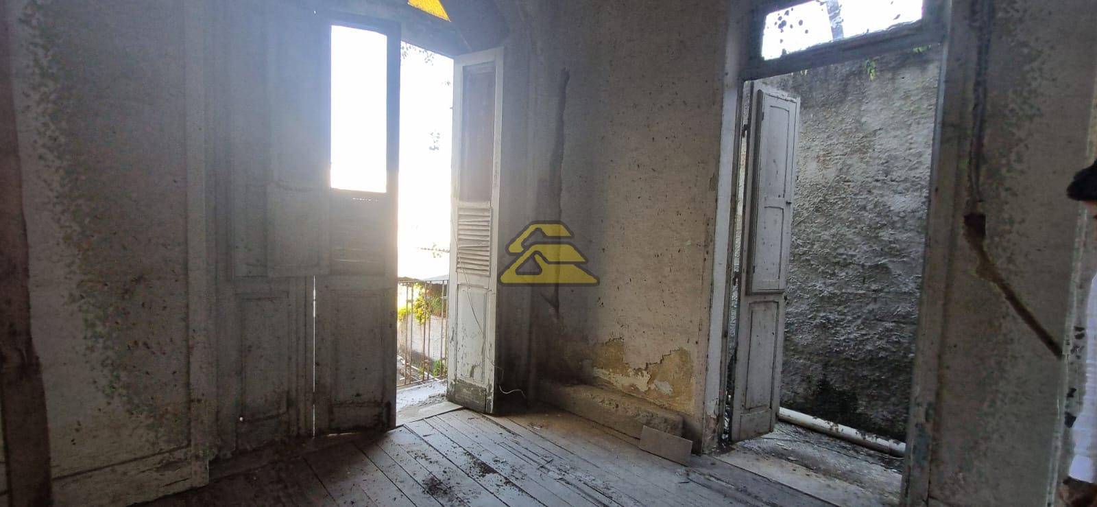 Casa à venda com 4 quartos, 235m² - Foto 1