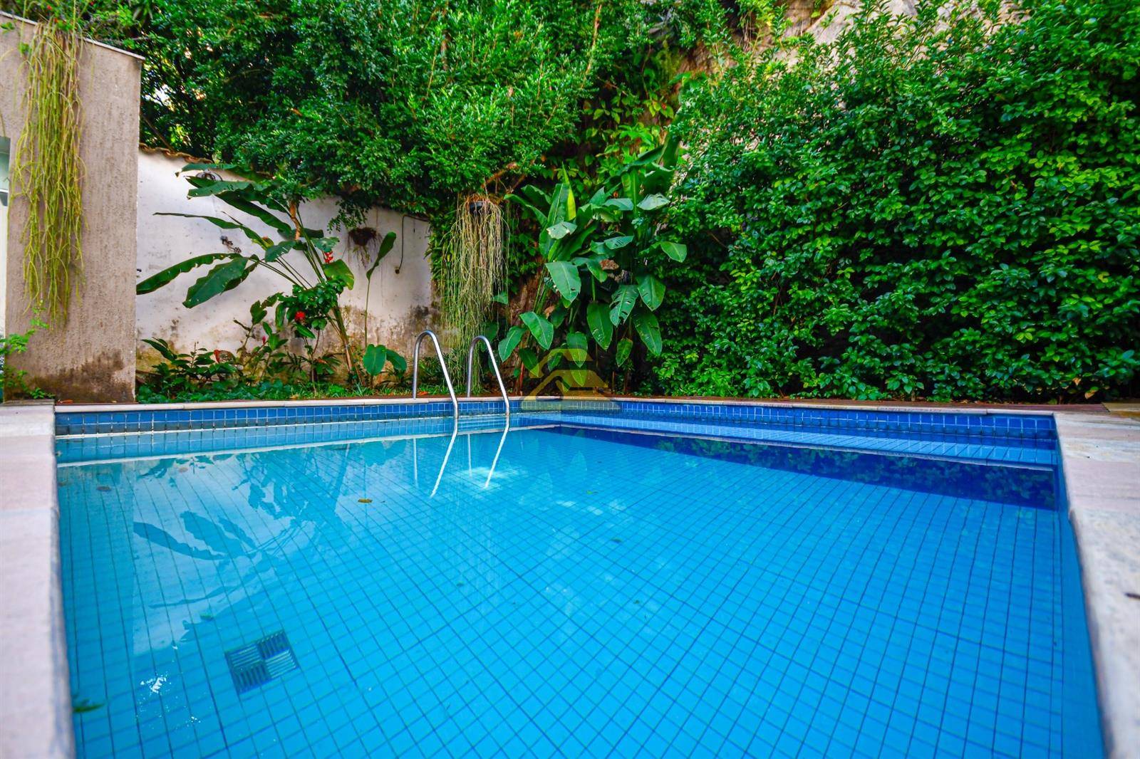 Casa à venda com 7 quartos, 585m² - Foto 2