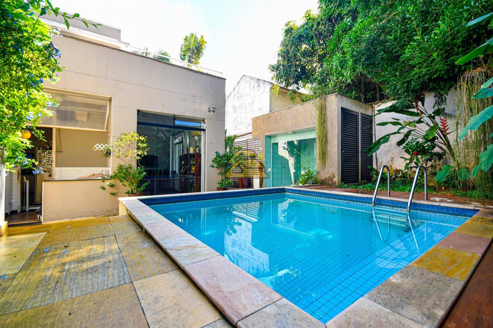 Casa à venda com 7 quartos, 585m² - Foto 1