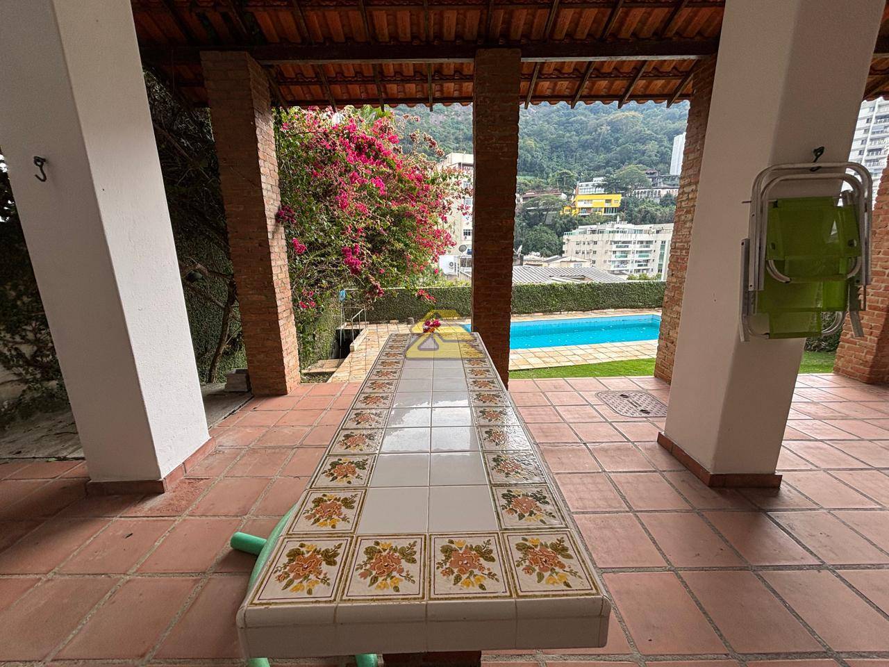 Casa para alugar com 6 quartos, 307m² - Foto 26