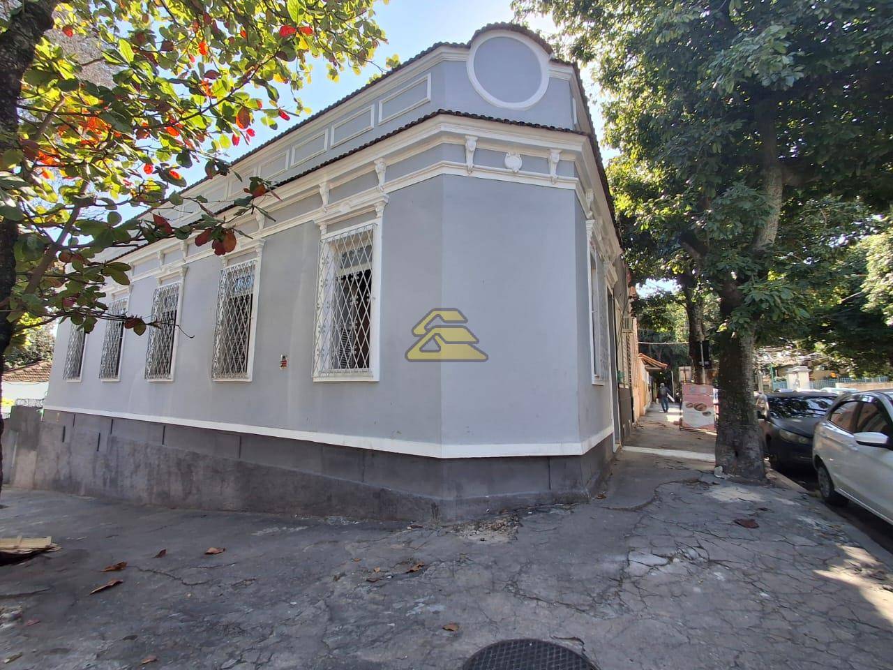 Casa à venda com 3 quartos, 129m² - Foto 1