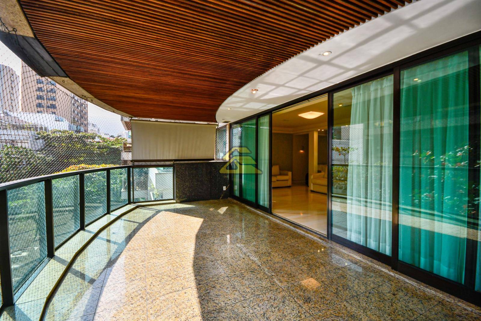 Apartamento à venda com 4 quartos, 209m² - Foto 1