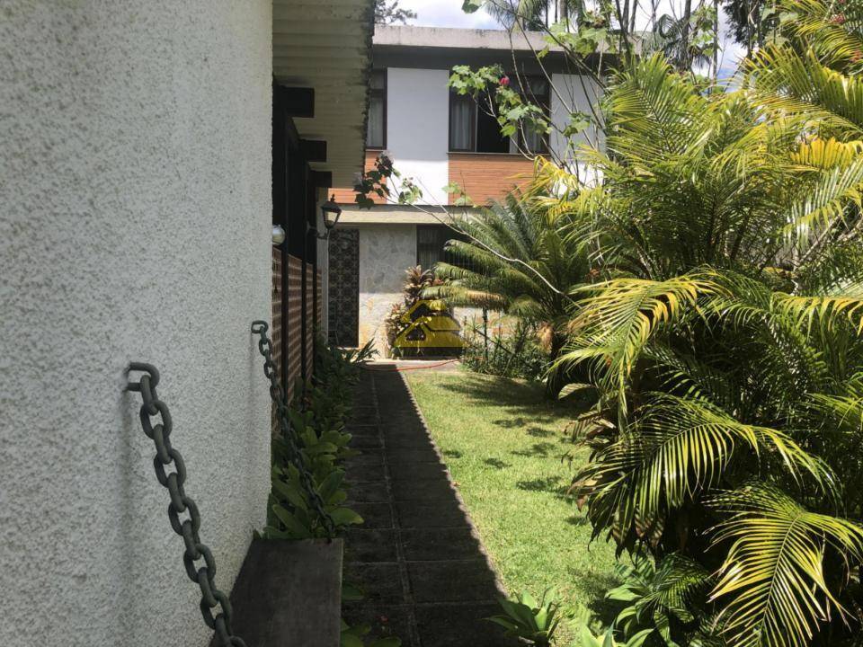 Casa à venda com 7 quartos, 289m² - Foto 2